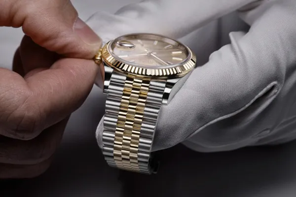 Man ställer ett Rolex-ur