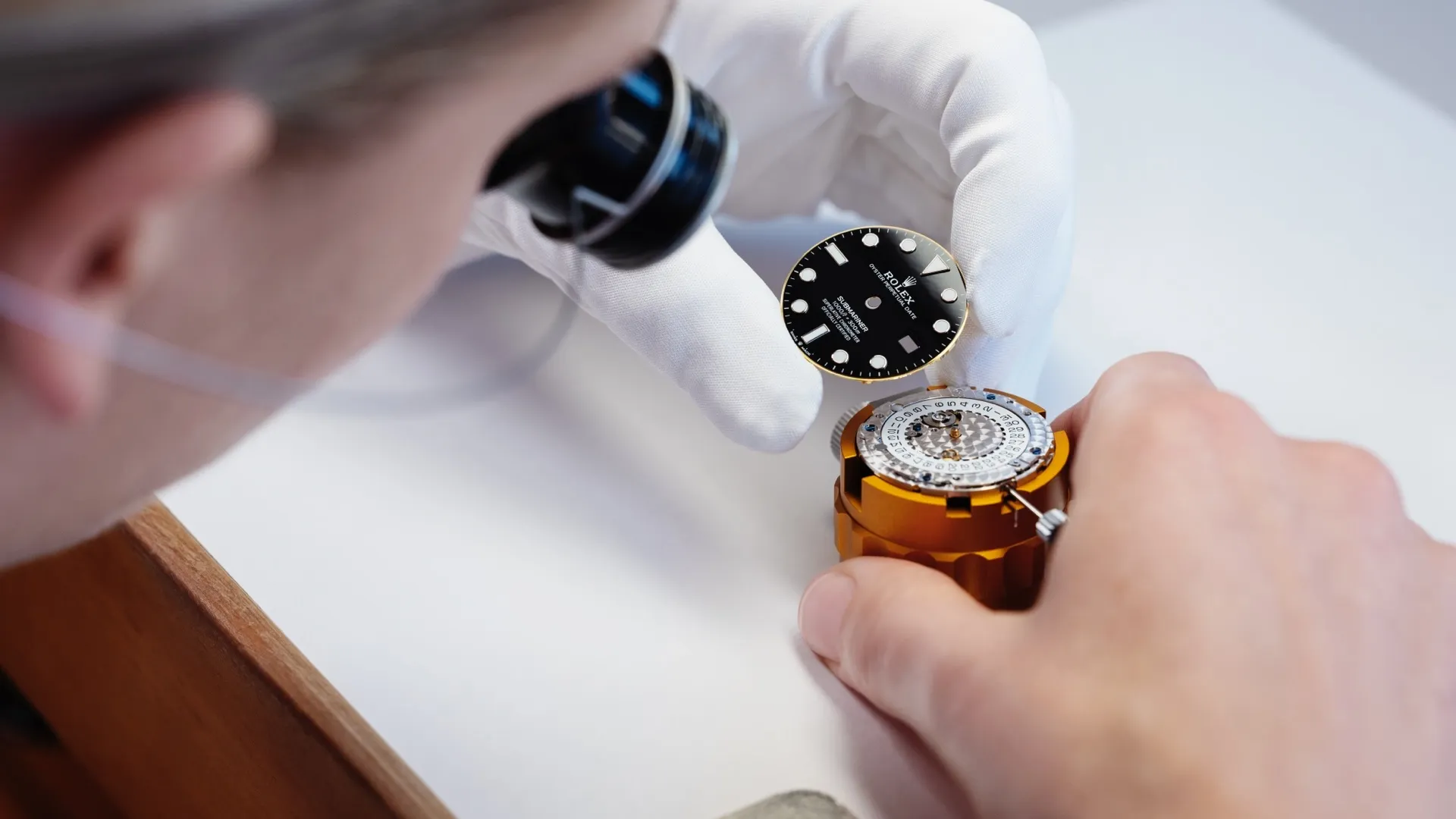Urmakare sätter ihop en Rolexklocka