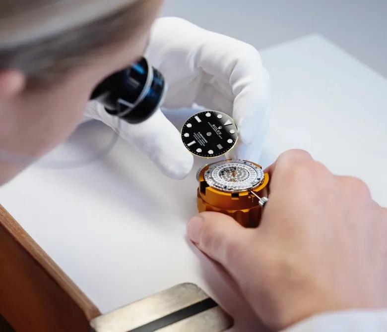 Urmakare sätter ihop Rolexklocka